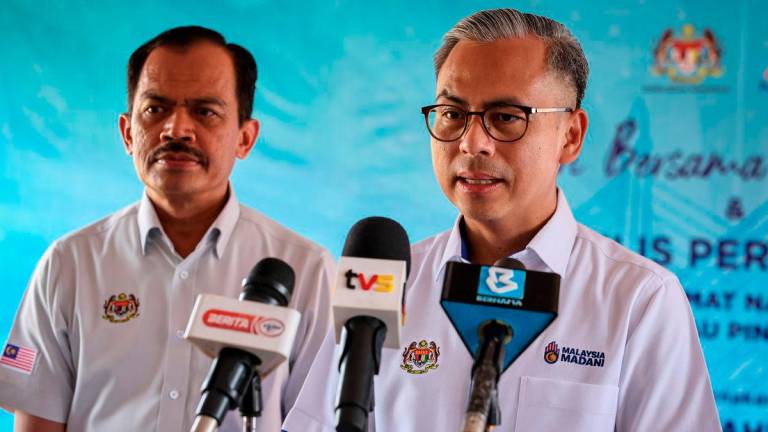 Communications Minister Datuk Fahmi Fadzil at a press conference during the Community Day and Launch of the National Information Dissemination Centre (NADI) Penanti today. Also present was the Ministry of Communications Secretary-General Datuk Seri Mohamad Fauzi Md Isa (left). – BERNAMA