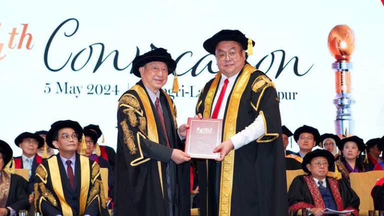 Dr Chan presenting the Distinguished Entrepreneur Award to Yeat at the convocation ceremony