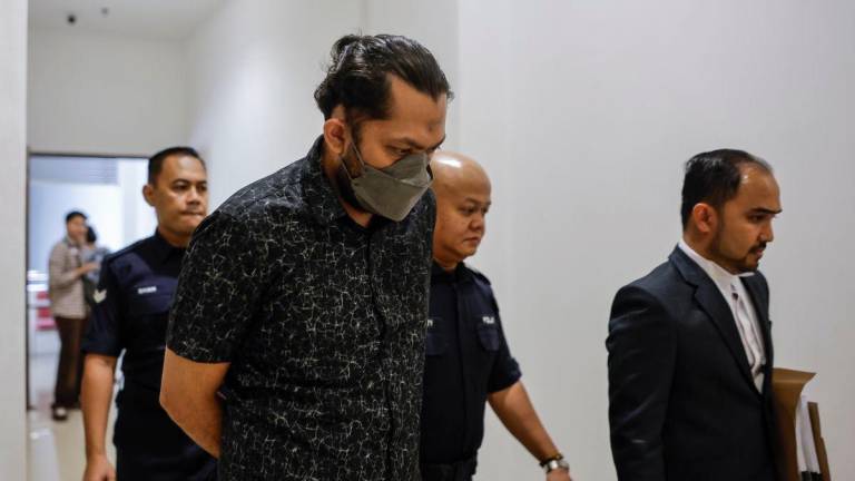 Akauntan Thaha Abdul Latef, 39, (kiri) dihadapkan ke Mahkamah Sesyen hari ini atas dua pertuduhan meninggalkan dua anak kandung yang autistik dan mengalami masalah penglihatan tanpa pengawasan pada Mac lalu - BERNAMA