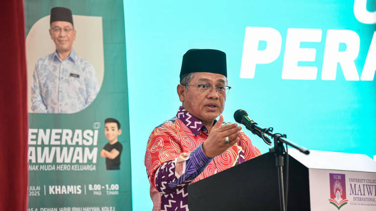Minister in the Prime Minister’s Department (Religious Affairs), Datuk Dr Mohd Na’im Mokhtar, delivering the closing officiating speech at the Generasi Qawwam Programme ‘Young Men as Family Heroes’ at the Jabir Ibnu Hayyan Hall, MAIWP International University College, Batu Muda Campus, today. – BERNAMA
