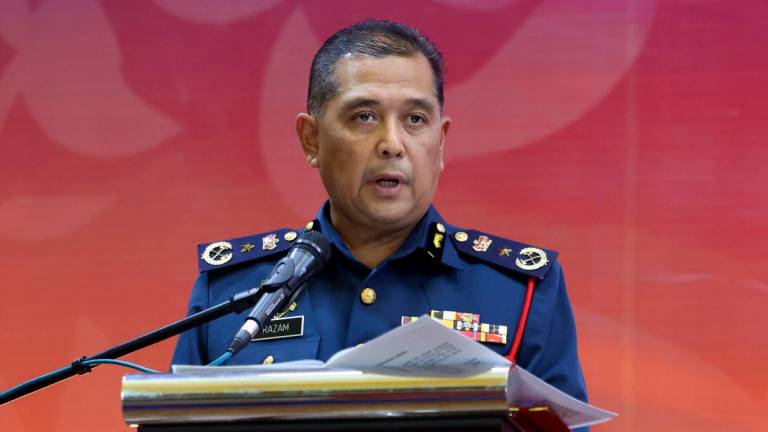 Pengarah Jabatan Bomba dan Penyelamat Malaysia (JBPM) Pahang, Datuk Mohd Razam Taja Rahim berucap pada Majlis Penyerahan Bot Bomba Komuniti, Geran Pasukan Bomba Sukarela dan Sijil Perakuan Bomba Pahang di Ibu Pejabat JBPM Pahang di sini - fotoBERNAMA
