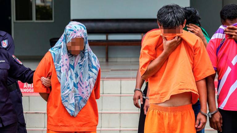 Seorang lelaki dan teman wanitanya direman tujuh hari bermula hari ini bagi membantu siasatan berhubung kematian dua kanak-kanak yang lemas selepas kereta dinaiki mereka menggelongsor ke dalam Sungai Linggi di Tanjung Agas, Port Dickson pada 4 September 2025.