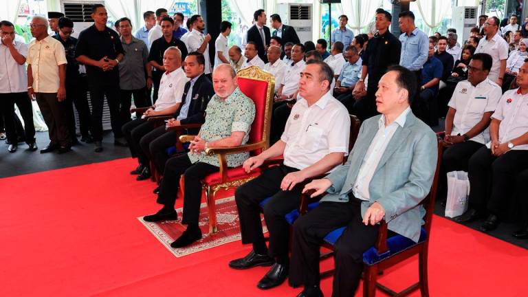 Yang di-Pertuan Agong Sultan Ibrahim (duduk, tengah) berkenan berangkat pada Majlis Perasmian Laman Rel Mahkota, sebuah taman awam ikonik sepanjang 2.8 kilometer yang dibangunkan di bawah jajaran viaduct Projek Landasan Berkembar Elektrik Gemas-Johor Bahru hari ini.Turut hadir Menteri Pengangkutan Anthony Loke (duduk dua, kanan) dan Menteri Besar Johor Datuk Onn Hafiz Ghazi (duduk dua, kiri). - BERNAMA