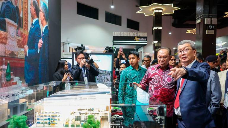 Perdana Menteri Datuk Seri Anwar Ibrahim (dua kanan) melawat ruang pameran sempena Perhimpunan Agung Antara Parlimen ASEAN (AIPA) ke-46 di Dewan Merdeka Pusat Dagangan Dunia (WTC) hari ini. - BERNAMA