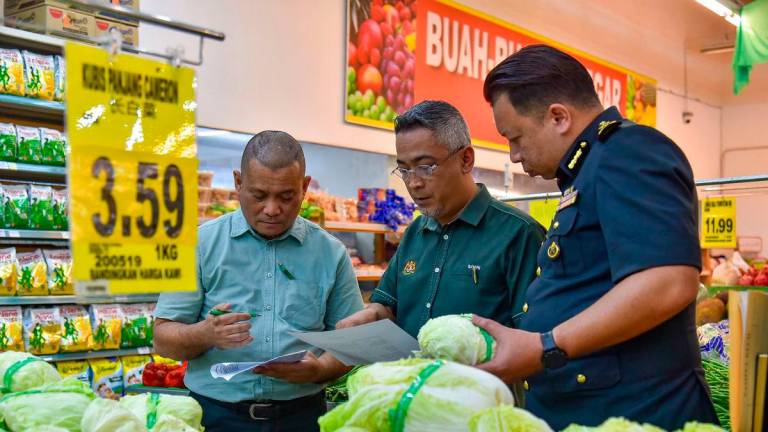 Pengarah Kementerian Perdagangan Dalam Negeri Dan Kos Sara Hidup Kuala Lumpur, Mohd Sabri Seman melakukan pemeriksaan harga barangan di sebuah pasar raya di Jalan Klang Lama hari ini, susulan pelaksanaan semakan kadar Cukai Jualan dan peluasan skop Cukai Perkhidmatan (SST) yang berkuat kuasa pada 1 Julai lalu - BERNAMA