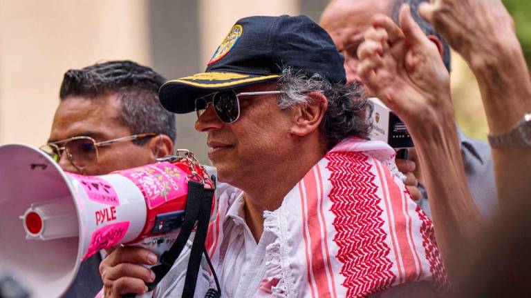 Colombian President Gustavo Petro addresses pro-Palestinian demonstrators at Dag Hammarskjold Plaza outside U.N. headquarters during the 80th United Nations General Assembly in New York City, U.S., September 26, 2025. REUTERS/Bing Guan TPX IMAGES OF THE DAY