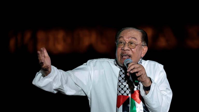 Prime Minister Datuk Seri Anwar Ibrahim delivered a special lecture at the *Malaysiaku Bersama Gaza* Night of Gathering and Selawat in conjunction with the *Sumud Nusantara 2025 Carnival* at Dataran Merdeka tonight. – BERNAMA