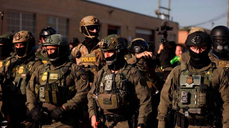 Border Patrol Federal Agents and police keep watch as people protest outside the U.S. Immigration and Customs Enforcement (ICE) Broadview facility in Chicago, Illinois, U.S., October 3, 2025. REUTERS/Jim Vondruska