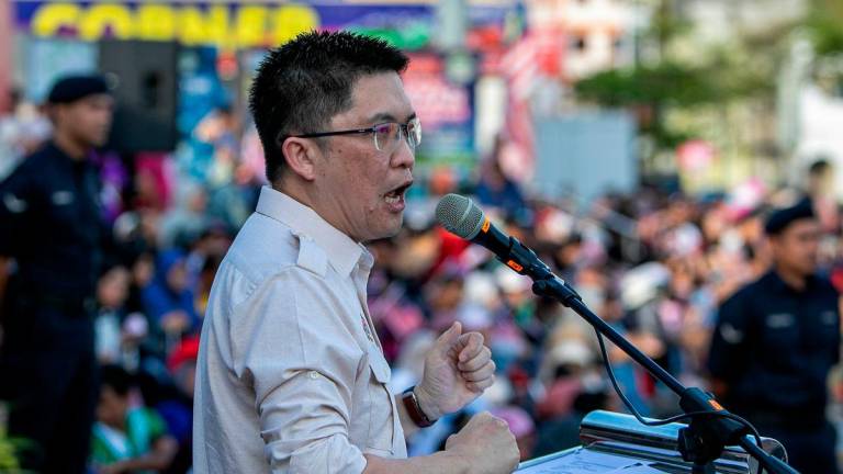 Timbalan Menteri Pendidikan Wong Kah Woh berucap pada sambutan Hari Kebangsaan dan Hari Malaysia (HKHM) Peringkat Daerah Larut Matang dan Selama 2025 di Dataran Warisan Taiping di sini hari ini - fotoBERNAMA