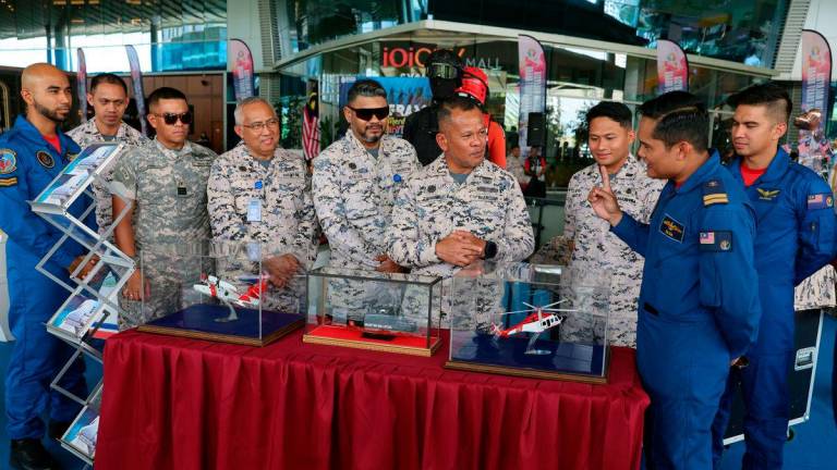 Pemangku Timbalan Ketua Pengarah Operasi Agensi Penguatkuasaan Maritim Malaysia (Maritim Malaysia) Laksamana Muda Maritim Mohd Zawawi Abdullah (empat,kanan) ketika melawat reruai pameran pada Program Jiwa Merdeka 2025 sempena Sambutan Hari Kebangsaan 2025 di sebuah pusat membeli belah hari ini - fotoBERNAMA