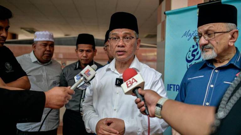 Menteri di Jabatan Perdana Menteri (Hal Ehwal Agama) Datuk Dr Mohd Na’im Mokhtar ketika ditemubual pemberita selepas Majlis Pelancaran Iftar Rahmah Madani (IRM) Tahun 1446H/2025M di Masjid Al-Hidayah Sentul Pasar hari ini. - fotoBERNAMA