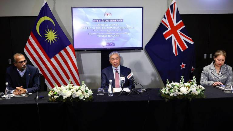 Timbalan Perdana Menteri Datuk Seri Dr Ahmad Zahid Hamidi (tengah) mengadakan sidang media sempena hari terakhir lawatan kerja rasmi beliau ke New Zealand hari ini. Turut hadir Pesuruhjaya Tinggi Malaysia ke New Zealand Mazita Marzuki (kanan) - BERNAMA