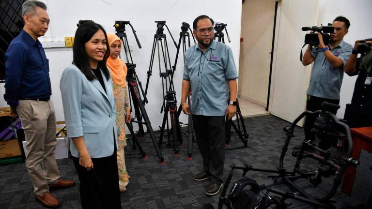 Deputy Minister of Communications, Teo Nie Ching, inspected the facilities and amenities at the National Film Development Corporation Malaysia (FINAS) Sarawak Branch building after attending the Creative Content Fund (DKK) Letter of Acceptance Handover Ceremony today. – BERNAMA