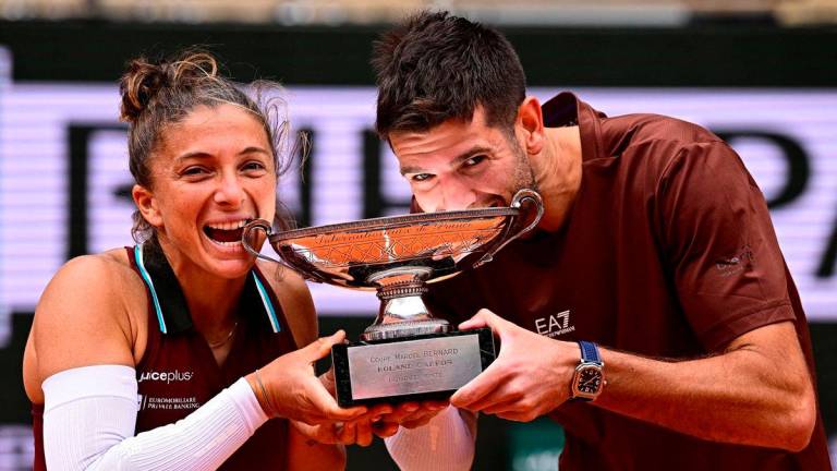 Italy’s Sara Errani (L) and Italy’s Andrea Vavassori pose with their trophy after winning over US Taylor Townsend and US Evan King during their mixed doubles final match on day 12 of the French Open tennis tournament on Court Philippe-Chatrier at the Roland-Garros Complex in Paris on June 5, 2025. (Photo by JULIEN DE ROSA / AFP)