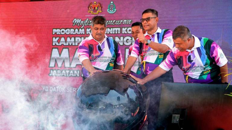 Home Minister Datuk Seri Saifuddin Nasution Ismail officiated the Launch of the MADANI Adopted Village Corrective Community Programme by the Malaysian Prisons Department at Kampung Teluk Nipah here today. Also present was the Deputy Secretary-General (Security) of the Ministry of Home Affairs, Datuk Abdul Halim Abdul Rahman (left). – BERNAMA