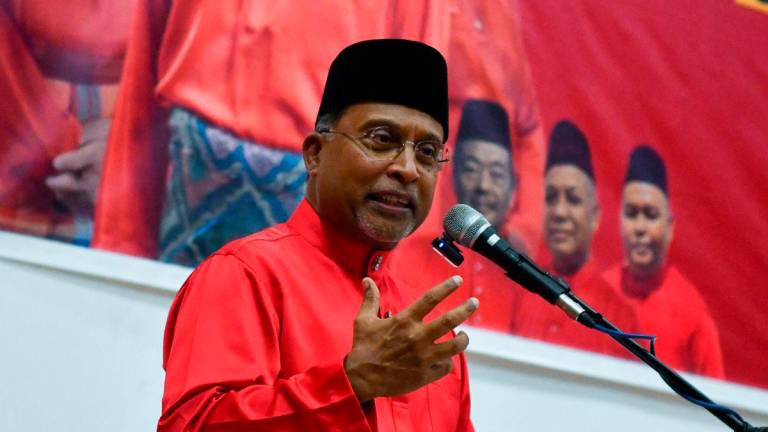 Ahli Majlis Kerja Tertinggi UMNO Datuk Seri Dr Zambry Abd Kadir menyampaikan ucapan perasmian pada Mesyuarat Perwakilan UMNO 2025 Bahagian Jeli, di Kompleks UMNO Jeli, Bukit Nangka semalam- BERNAMA