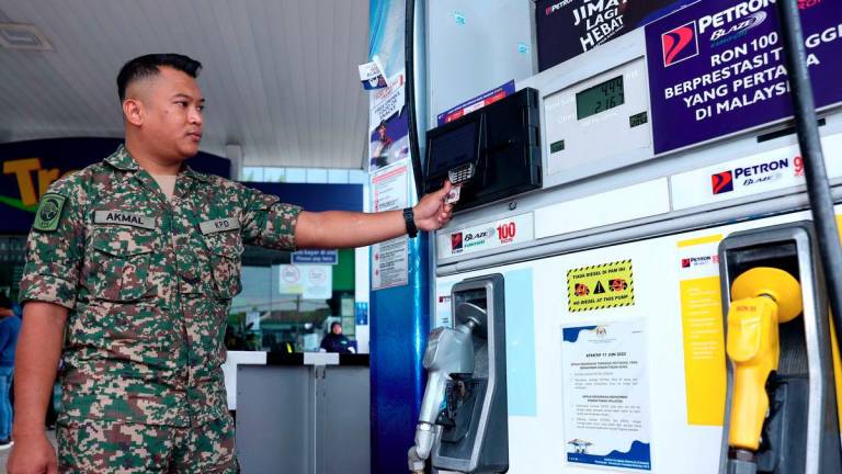 Soldier Muhammad Akmal Sirajuddin filled up his petrol with RON95 at the Petron TTDI petrol station for RM1.99 per litre, compared to the current market price of RM2.05 per litre, under the BUDI MADANI RON95 (BUDI95) initiative, which began today. – BERNAMA