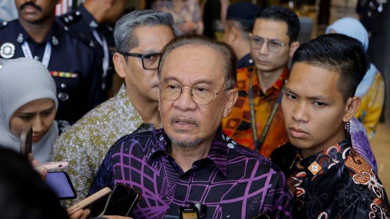 Perdana Menteri merangkap Menteri Kewangan Datuk Seri Anwar Ibrahim ketika bertemu para pengamal media selepas hadir pada Majlis Libat Urus Belanjawan 2026 di Kementerian Kewangan hari ini- BERNAMA