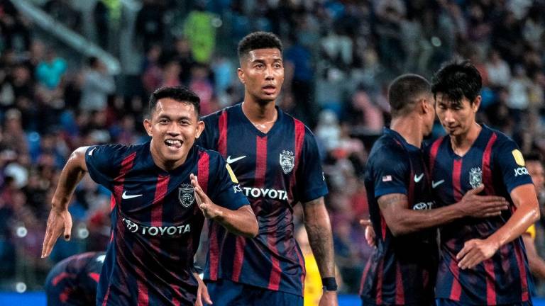 Pemain JDT Arif Aiman Mohd Hanapi (kiri) meraikan jaringan selepas berjaya membolosi gawang pasukan Negeri Sembilan FC pada saingan Liga Super Malaysia 2025/2026 di Stadium Sultan Ibrahim - fotoBERNAMA
