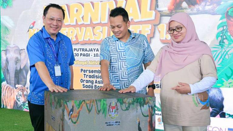 Menteri Sumber Asli dan Kelestarian Alam Nik Nazmi Nik Ahmad (tengah) merasmikan Program Karnival Konservasi NCTF 1.0 hari ini.- fotoBERNAMA