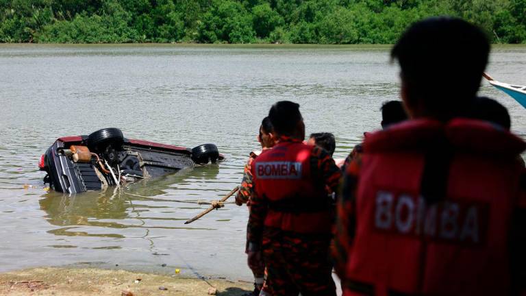 Jabatan Bomba dan Penyelamat Malaysia (JBPM) giat membawa naik kenderaan yang tenggelam di dasar sungai dengan kedalaman empat meter di Sungai Tanjung Agas hari ini. Dua beradik lelaki dan perempuan ditemukan lemas manakala ibu dan bapanya terselamat selepas kereta yang berada dalam keadaan parkir tergelongsor jatuh ke dalam sungai itu -fotoBERNAMA