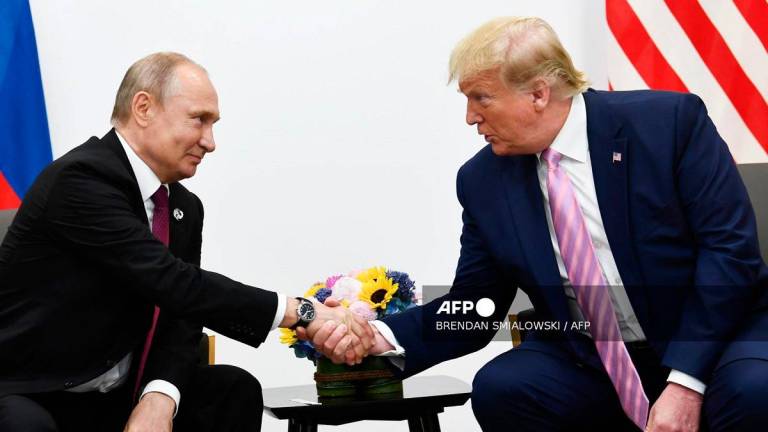 US President Donald Trump (R) attends a meeting with Russia's President Vladimir Putin during the G20 summit in Osaka on June 28, 2019. - Brendan Smialowski / AFP