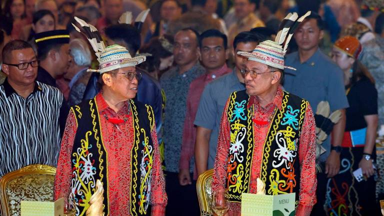 Perdana Menteri Datuk Seri Anwar Ibrahim dan Premier Sarawak Tan Sri Abang Johari Tun Openg (kiri) pada Majlis Makan Malam Sambutan Hari Gawai Peringkat Sarawak 2025 di Pusat Konvensyen Borneo Kuching semalam.