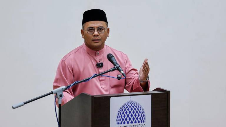 Menteri Besar Selangor Datuk Seri Amirudin Shari menyampaikan ucapan pada Majlis Perasmian Festival Buku Islami 2025 dan Pelancaran Buku Muhaddisat: Wanita Periwayat Hadis sempena Festival Turath Islami Selangor Tahun 2025 di Dewan Syarahan dan Muzakarah Islam, Masjid Sultan Salahuddin Abdul Aziz Shah malam ini - BERNAMA
