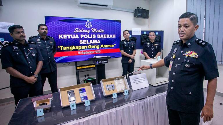 Ketua Polis Daerah Selama Supt Sarudin Samah (kanan) menunjukkan barang rampasan ketika sidang media di Ibu Pejabat Polis Daerah (IPD) Selama, di sini hari ini- BERNAMA