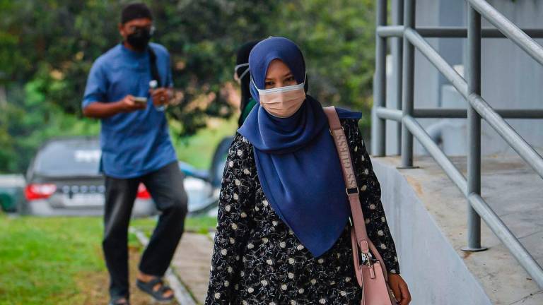 Seorang guru Bahasa Inggeris sebuah sekolah didakwa di Mahkamah Majistret di sini hari ini atas pertuduhan menimbulkan kegentaran awam dengan mendakwa Zara Qairina Mahathir dimasukkan ke dalam mesin basuh. Siti Hajar Aflah Sharuddin, 39, mengaku tidak bersalah selepas pertuduhan dibacakan terhadapnya di hadapan Majistret Khairatul Animah Jelani -fotoBERNAMA