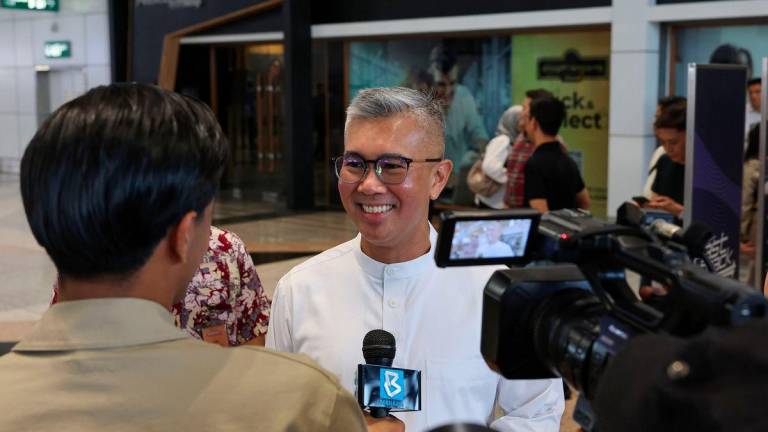 Menteri Pelaburan, Perdagangan dan Industri (MITI) Tengku Datuk Seri Zafrul Abdul Aziz ketika ditemui Bernama di Lapangan Terbang Antarabangsa Kuala Lumpur (KLIA) Terminal 1 sebelum berangkat menunaikan ibadah Haji hari ini.