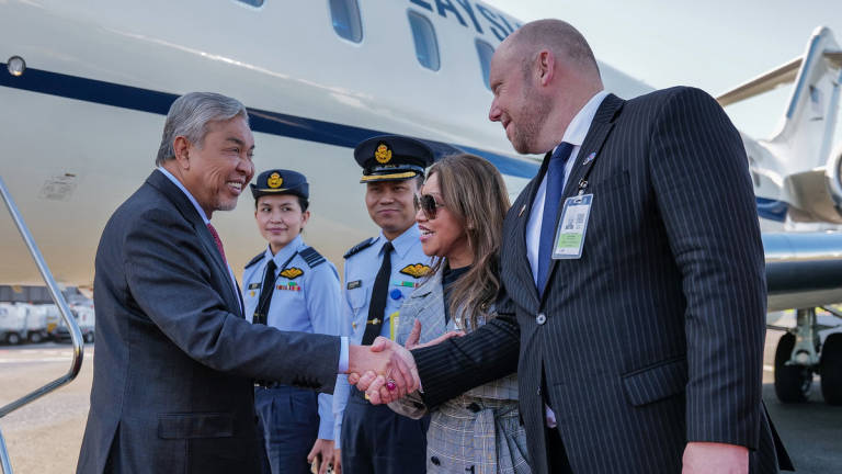 Deputy Prime Minister Datuk Seri Dr Ahmad Zahid Hamidi arrives at Auckland International Airport for his five-day working visit. Also present was the Malaysians High Commissioner to New Zealand, Mazita Marzuki (second right). - BERNAMA
