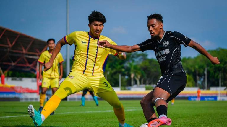 Pemain Selangor FC, Alvin Mateus Fortes (kanan) diasak pemain Malaysian University, Ahmad Taufik Lukman (kiri) pada perlawanan Malaysian University dalam saingan Piala FA 2025/2026 di Stadium MBPJ hari ini. Kedudukan semasa Selangor FC 3-0 Malaysian University -fotoBERNAMA