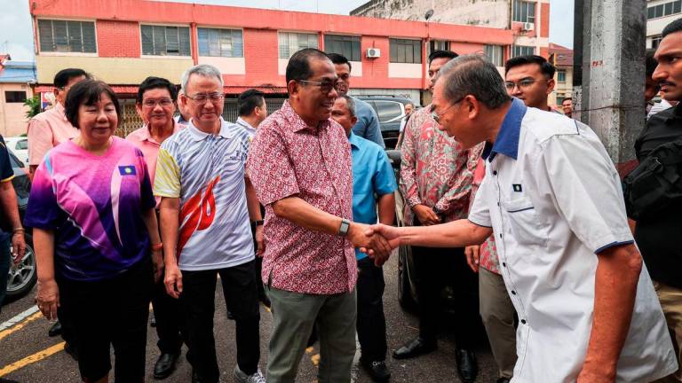 Defence Minister, Datuk Seri Mohamed Khaled Nordin (second from right), shakes hands with guests at the Meet and Greet Session with the Chinese Community of Kota Tinggi at the Muafakat Food Court today. – BERNAMA