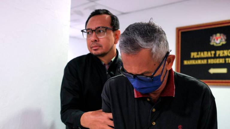 Bekas bendahari Kesatuan Pekerja-Pekerja Pihak Berkuasa Tempatan Semenanjung Malaysia (Anulae) cawangan Terengganu didenda RM10,000 oleh Mahkamah Sesyen di sini hari ini selepas mengaku bersalah terhadap dua pertuduhan menggunakan dokumen palsu, lima tahun lepas - BERNAMA
