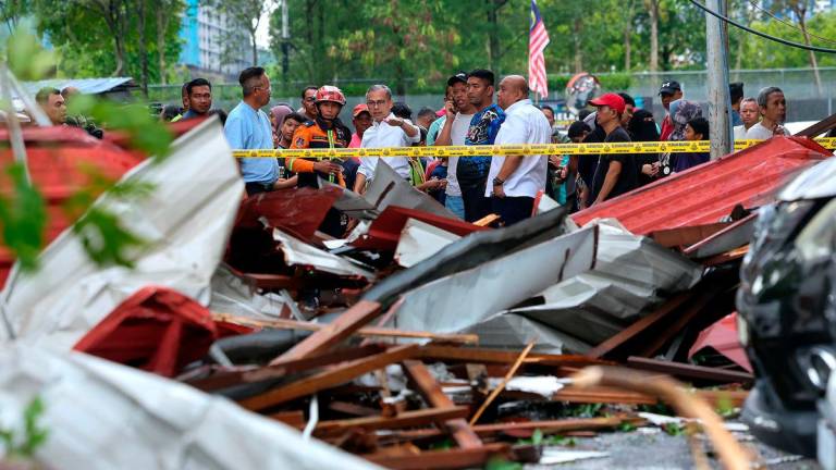 Menteri Komunikasi merangkap Ahli Parlimen Lembah Pantai Datuk Fahmi Fadzil ketika meninjau keadaan rumah dan kenderaan yang rosak selepas kejadian ribut di PPR Seri Cempaka petang tadi - fotoBERNAMA