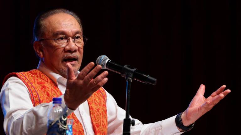 Perdana Menteri Datuk Seri Anwar Ibrahim berucap pada Majlis Sesi Bersama Pesara Guru 2025 di Auditorium Tun Azizan Zainul Abidin Putrajaya hari ini- BERNAMA