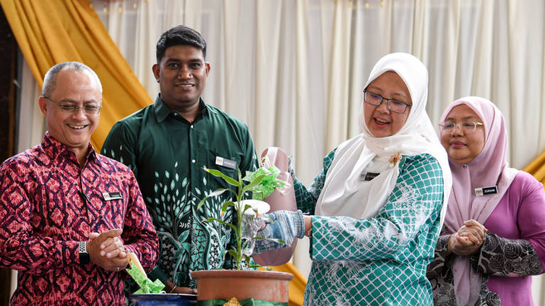 Minister in the Prime Minister’s Department (Federal Territories), Datuk Seri Dr Zaliha Mustafa (right), during the symbolic launch of the Federal Territories-level Leadership, Climate Change and Green Energy Programme (IKLIM) 2025 at SMK Cochrane, Kuala Lumpur, today. – BERNAMA