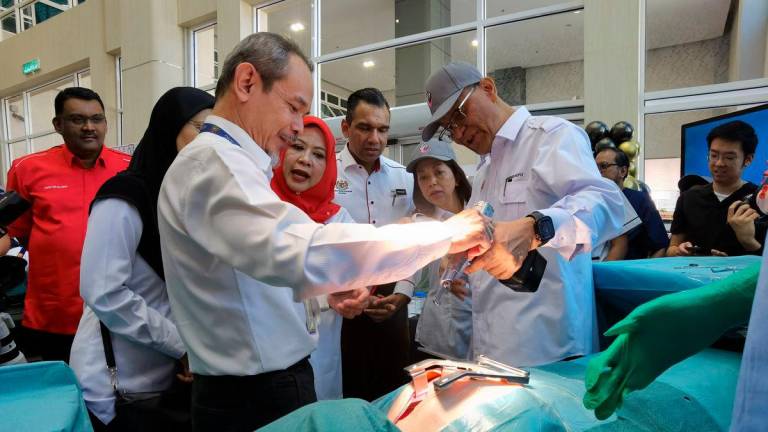 Menteri Kesihatan Datuk Seri Dr Dzulkefly Ahmad melawat reruai pameran kesihatan ketika hadir pada Majlis Sambutan Hari Jantung Jelajah Wira MADANI 2025 di Hospital Sultan Idris Shah (HSIS) hari ini -fotoBERNAMA