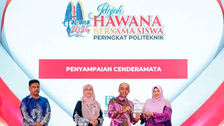 Senior Division Secretary (Management) of the Communications Ministry, Mazlan Abd Mutalib (second from right), receives a souvenir from Malaysian National News Agency (Bernama) Chief Executive Officer Datin Paduka Nur-ul Afida Kamaludin (right) at the launch of the National Journalists’ Day (HAWANA) 2025 Campus Tour Programme at the Politeknik Sultan Salahuddin Abdul Aziz Shah (PSA) today. Also present were Bernama Editor-in-Chief Arul Rajoo Durar Raj (left) and PSA Director Zainah Rujihan (second from left). – BERNAMA