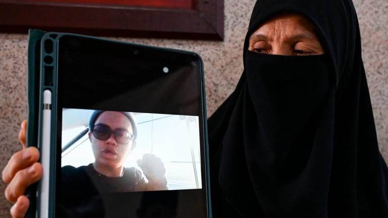 Gambar tujuan representasi sahaja: Ibu, Nooraini Mamat, 59, menunjukkan video anaknya yang juga aktivis kemanusiaan, Muhammad Abdullah, 32, atau lebih dikenali sebagai Ustaz Mad Kecik yang kini dilaporkan ditahan tentera Israel ketika menyertai Misi Global Sumud Flotilla (GSF).