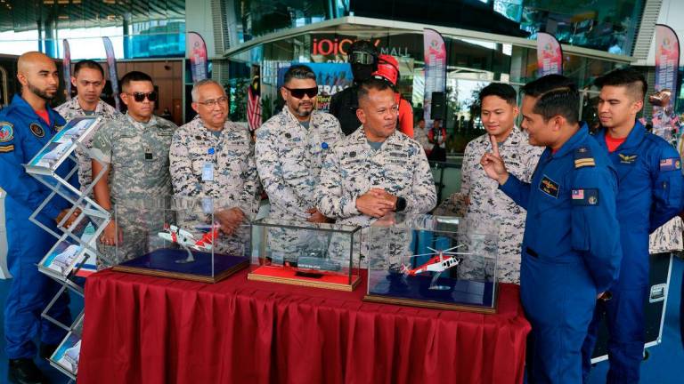 Acting Deputy Director-General of Operations of the Malaysian Maritime Enforcement Agency (Maritime Malaysia), Maritime Rear Admiral Mohd Zawawi Abdullah (fourth, right), visiting an exhibition booth at the Jiwa Merdeka 2025 Programme in conjunction with the 2025 National Day celebration at a shopping mall today. - BERNAMA
