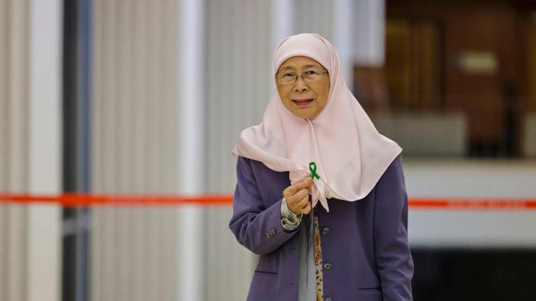 Isteri Perdana Menteri Datuk Seri Dr Wan Azizah Wan Ismail yang juga Ahli Parlimen Bandar Tun Razak, menunjukkan pin lencana riben hijau yang dipakainya sempena Hari Kesihatan Mental Sedunia 2023 ketika menghadiri persidangan Dewan Rakyat di Bangunan Parlimen, hari ini. fotoBERNAMA