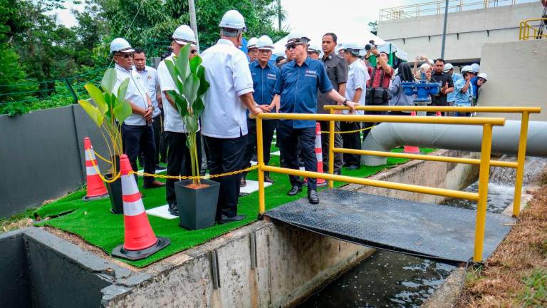 Timbalan Perdana Menteri yang juga Menteri Peralihan Tenaga dan Transformasi Air Datuk Seri Fadillah Yusof (kanan) ketika melawat Loji Rawatan Kumbahan IWK Johor Baharu-Pelangi, di sini hari ini - BERNAMA