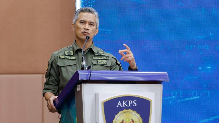 Ketua Pengarah AKPS Datuk Seri Mohd Shuhaily Mohd Zain pada Sesi Townhall Agensi Kawalan dan Perlindungan Sempadan Malaysia (AKPS) di Kompleks Setia Perkasa hari ini. - BERNAMA