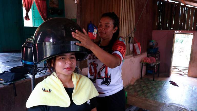 A 36-year-old Temiar Orang Asli woman, Meley Alug, offers hairdressing services at her home, including hair washing and treatments for her customers in Kampung Dusun Raja, Kuala Betis Resettlement Scheme (RPS), Gua Musang. - BERNAMA
