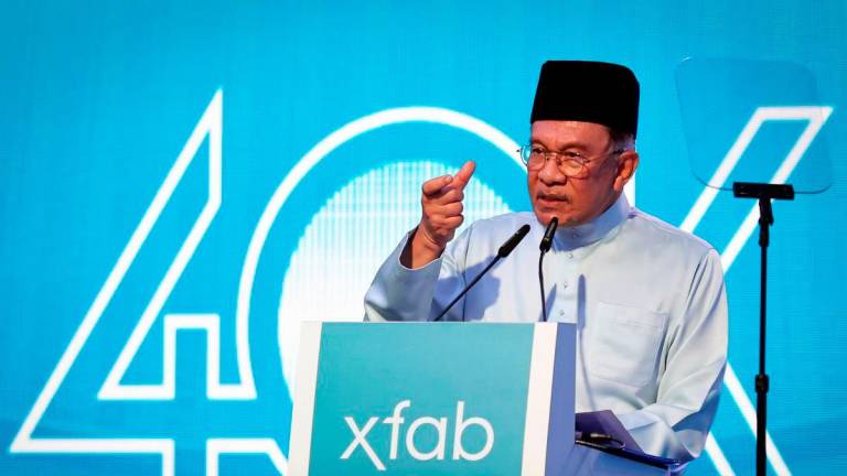Perdana Menteri Datuk Seri Anwar Ibrahim berucap pada majlis perasmian peluasan fasiliti X-FAB Sarawak di sini hari ini -fotoBERNAMA