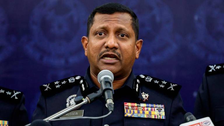 Pengarah Jabatan Siasatan Jenayah Narkotik (JSJN) Bukit Aman, Datuk Hussein Omar Khan bercakap pada sidang media mengenai kejayaan JSJN dalam menumpaskan sindiket pengedaran dadah jenis bunga ganja di sekitar negeri Selangor bernilai RM5.9 juta di Mes Pegawai Kanan Polis, Ibu Pejabat Polis Kontinjen Selangor, hari ini. - BERNAMA