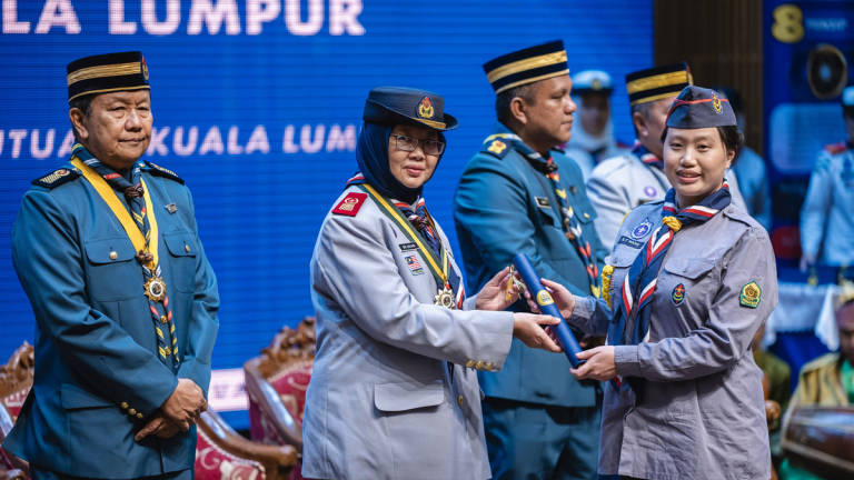 The Minister in the Prime Minister’s Department (Federal Territories), who is also the President of the Federal Territory of Kuala Lumpur Scouts Federation, Datuk Seri Dr Zaliha Mustafa (second from left), presents the King’s Scout Certificate to Pang Xiao Tien (right) during the Award Presentation Ceremony for Medals, Honours of the Scouts Association of Malaysia, and the King’s Scout Certificate of the Federal Territory of Kuala Lumpur Scouts Federation (PPMWPKL) yesterday. – BERNAMA