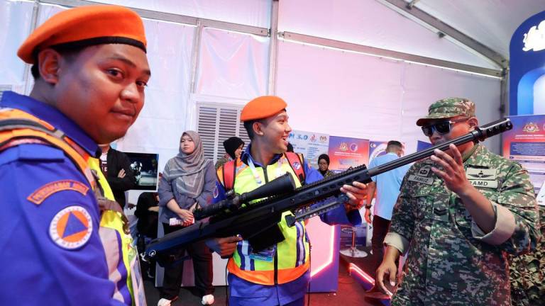 Pengunjung berpeluang memegang aset Angkatan Tentera Malaysia (ATM), sempena Program MADANI Rakyat (PMR) 2025 Negeri Sembilan di Dataran Nilai hari ini -fotoBERNAMA